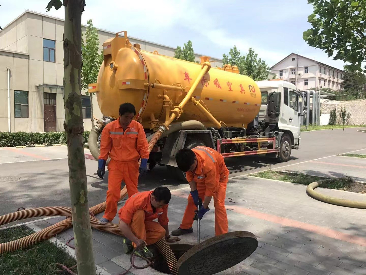 梅江管道疏通车停在窨井附近