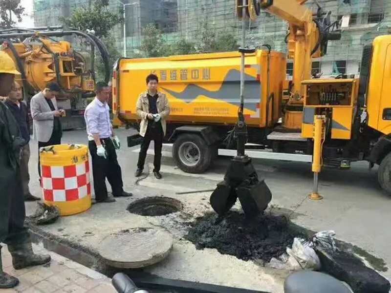 梅江街道：网格员化身“清道夫”，为民解忧疏通“堵心”化粪池