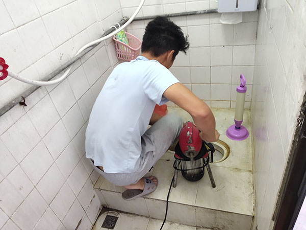 梅江管道堵塞冒臭气 专业师傅现场解决问题